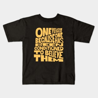 „One believes things because one has been conditioned to believe them.“ Kids T-Shirt